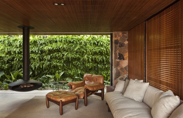 Sekretessskärm inuti trägitterfönster grön vägg spis flytande soffa