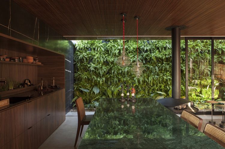 glas väggbord natursten modernt trä kök grön vägg