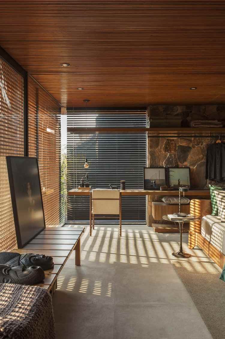 Sekretessskärm inuti trägitterfönster natursten låga möbler i takpaneler
