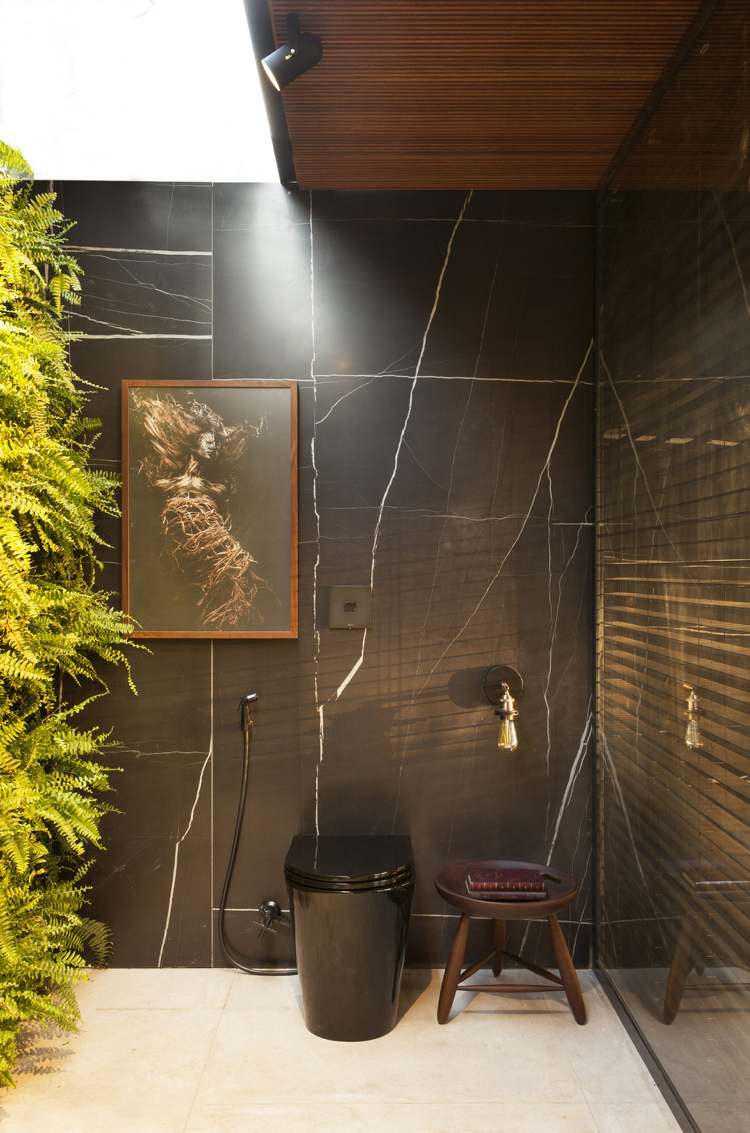 toalett svart väggbeklädnad natursten ser vertikal grönning ut