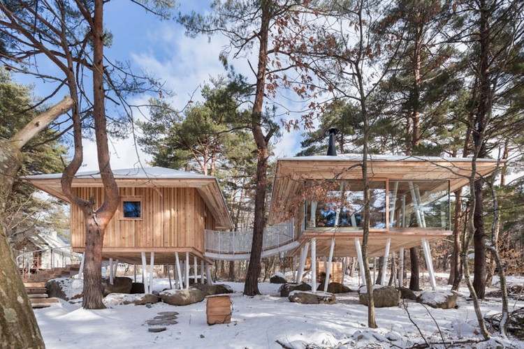 Trähus på styltor två-byggnad-bro-semester-hem-snö