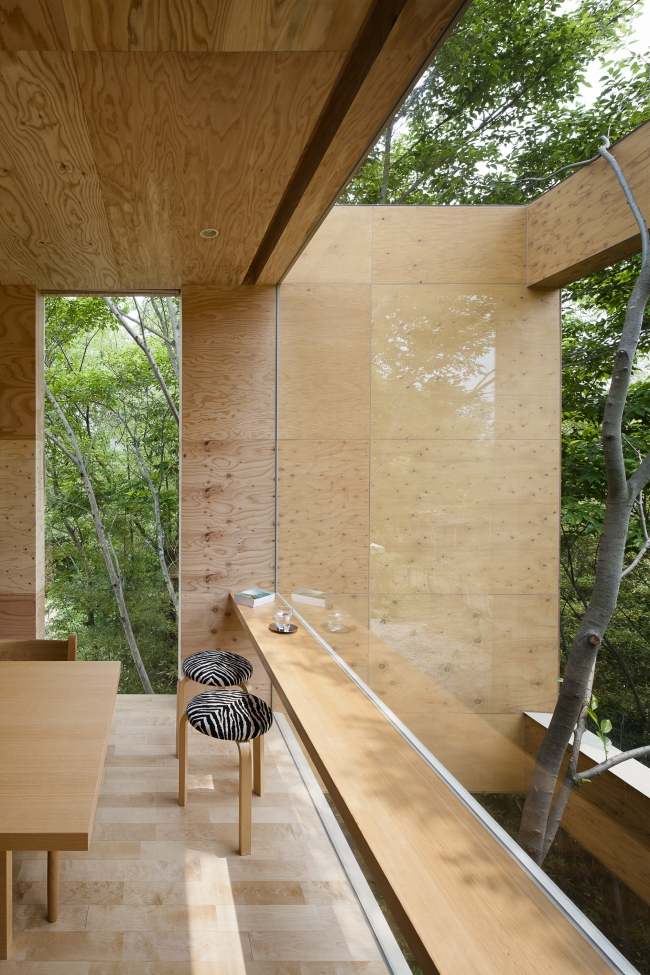 Golv till tak helglasig plywood interiörkonstruktion Node House Japan