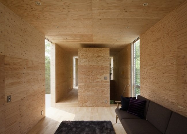 Inredning design plywood hus i skogen Japan UID