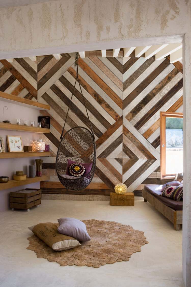 Träpaneler på väggen för att skapa en boho -lägenhet