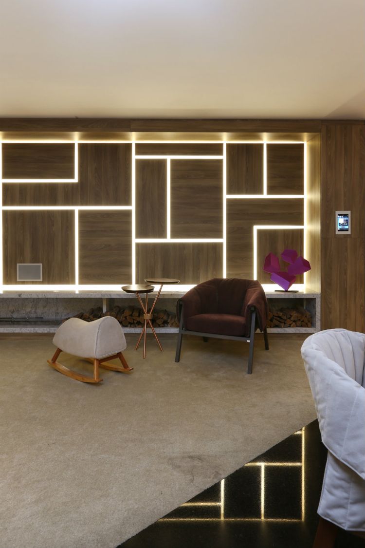 träpaneler på väggpanelerna geometriska motiv belysning integrera vardagsrum