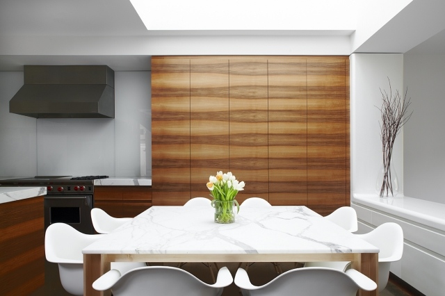 dekorativt-vardagsrum-vägg-trä-look-design-idéer-mys