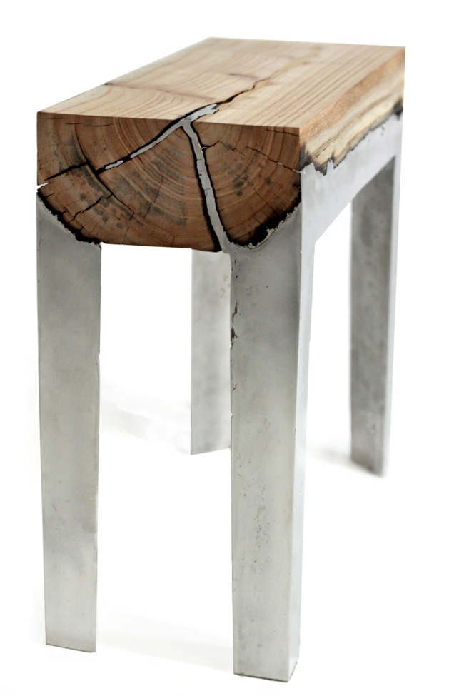 Träbord med metallram trädstam modern design