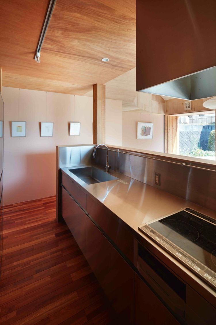 träbeklädnad-i-huset-kök-idé-trä-design-stål-stänkskydd