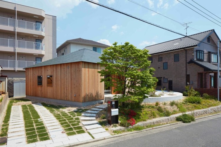 träbeklädnad-hus-entré-trappstenar-trädgårdsstig-minimalistisk