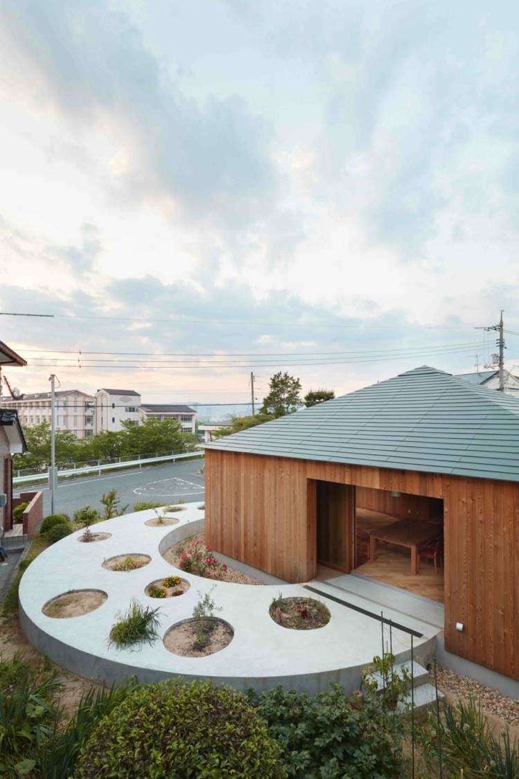 Träbeklädnad-hus-terrass-idé-geometrisk-stora-fönster-sängar