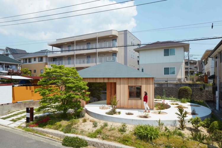 träbeklädnad-hus-minimalistisk-trädgård-terrass-rund-vit-betong