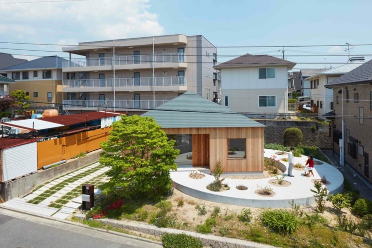träbeklädnadshus-japan-design-rund-inredning-design-litet hus