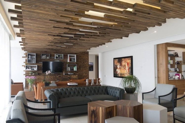 Interiör träpanel -moderna-vardagsrum-grå-brun-takpanel-indirekt-belysning