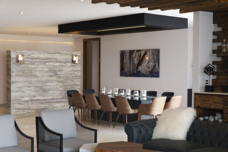 träpanel-interiör-modern-matsal-matsal-bord-indirekt-belysning-brun-svart