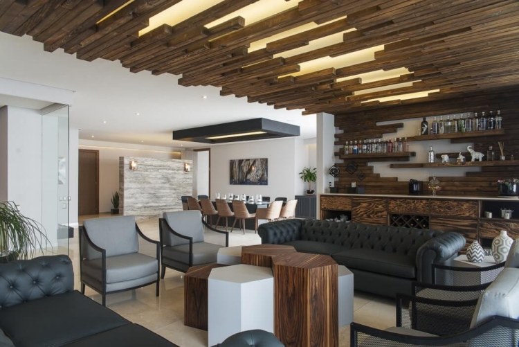 träpanel-interiör-modernt-vardagsrum-matplats-soffa-fåtölj-gråbrun