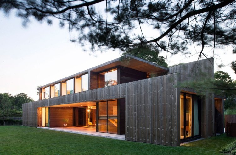 träbeklädnad-inuti-utsida-minimalistisk-modernt-hus-trädgård-altandörrar-flytta