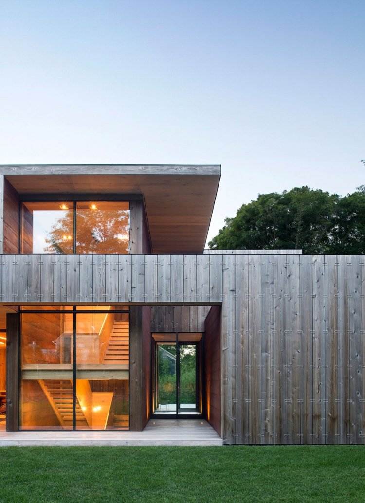 träbeklädnad-inuti-utsida-minimalistisk-modernt-hus-trä-fasad-altandörrar-skjutbara