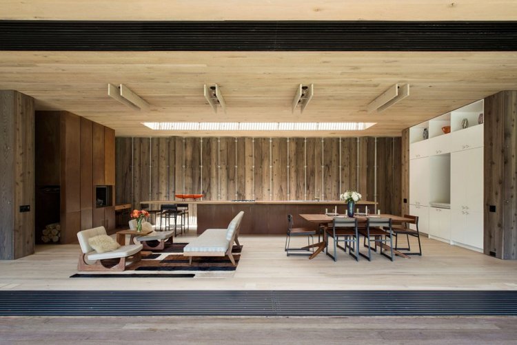 Träbeklädnad inuti-utsidan-minimalistisk-vardagsrum-altandörrar-skjut-öppna-moderna