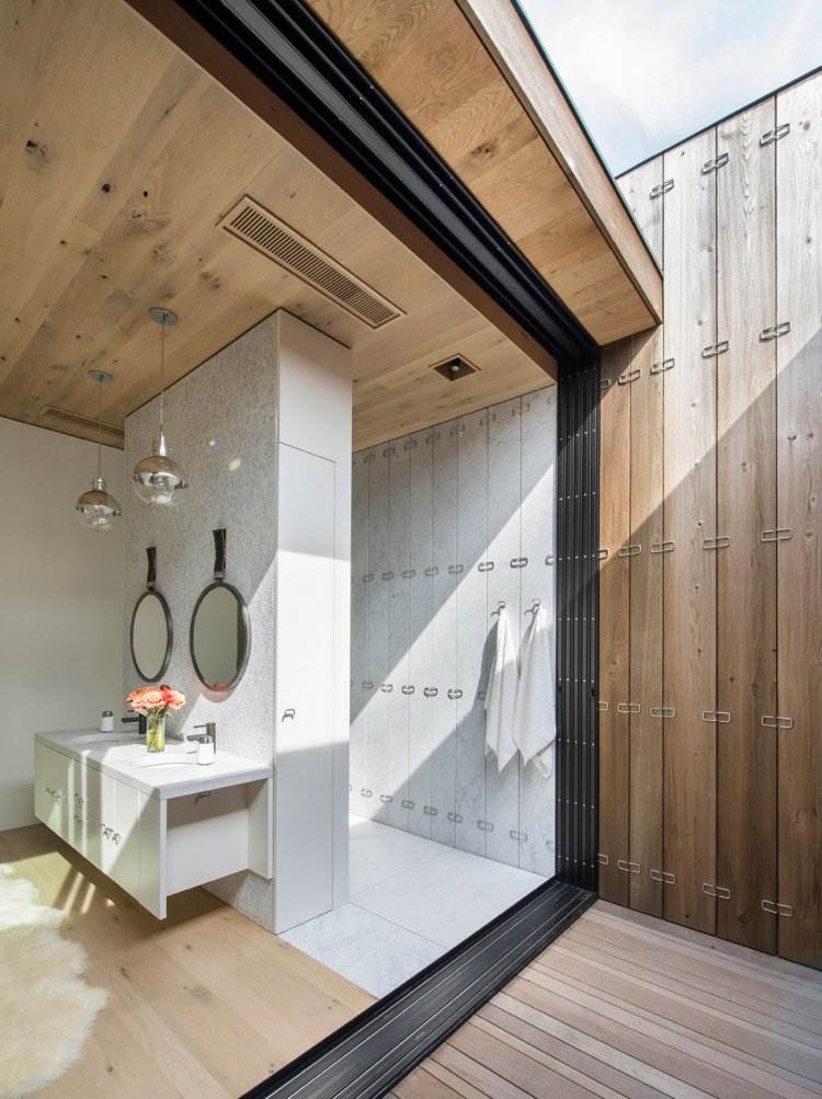 träbeklädnad-inuti-utsida-minimalistisk-badrum-dagsljus-fönster-stort format