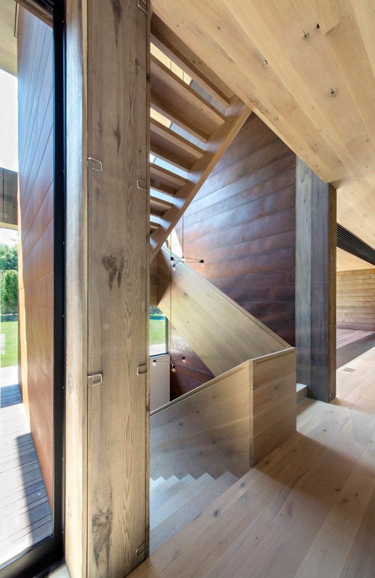 träbeklädnad-inuti-utsida-minimalistisk-trappor-inuti-vägg-cortenstål