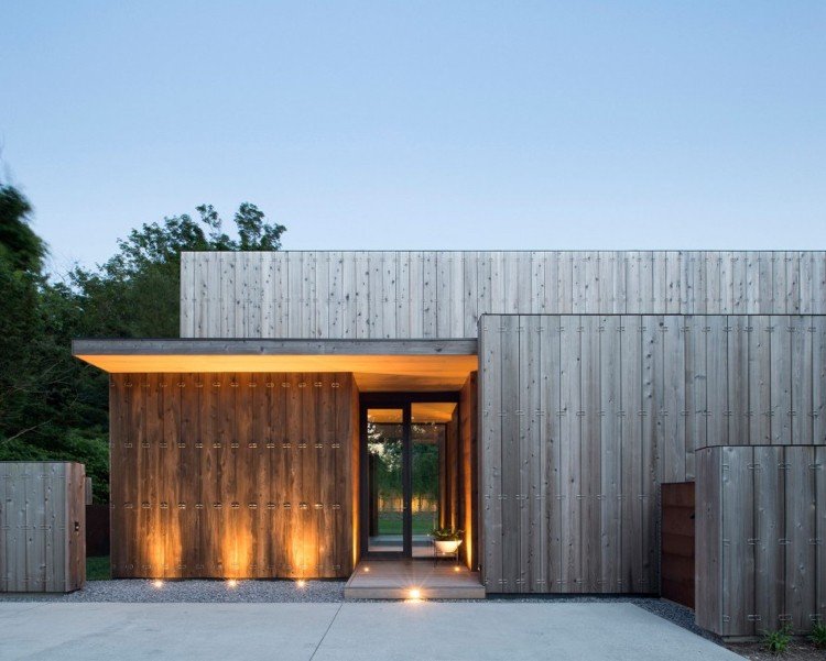 träbeklädnad-inuti-utsida-minimalistisk-ytterdörr-modern-design-trä-fasad-belysning