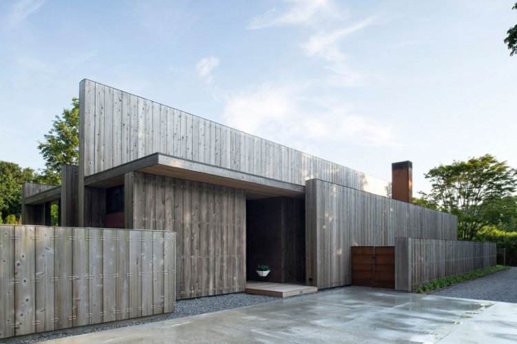 träbeklädnad-inuti-utsida-minimalistisk-enfamiljshus-trädgård-trä-fasad-modern-arkitektur