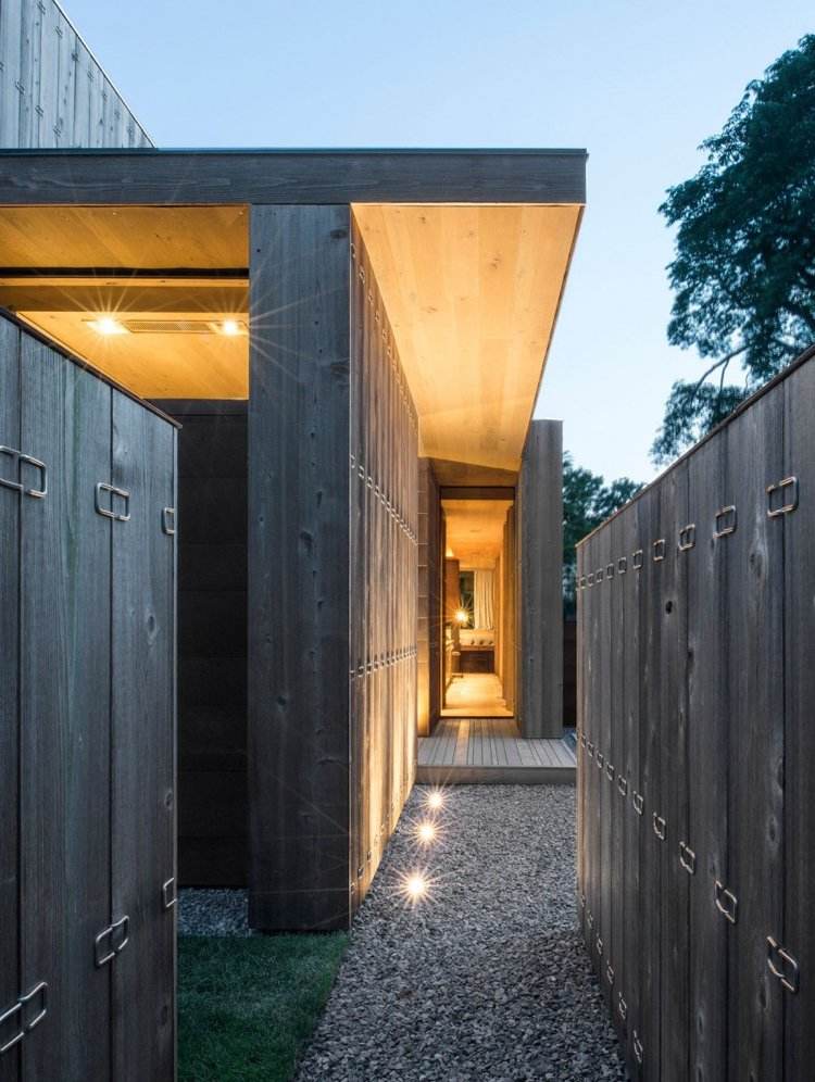träbeklädnad-inuti-utsida-minimalistisk-trädgård-hus-entré-område-grus-trä fasad