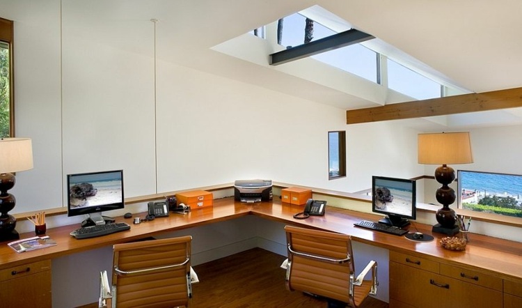 kontor hem snedtak fönster hörn skrivbord stolar lyxiga arbetsområde