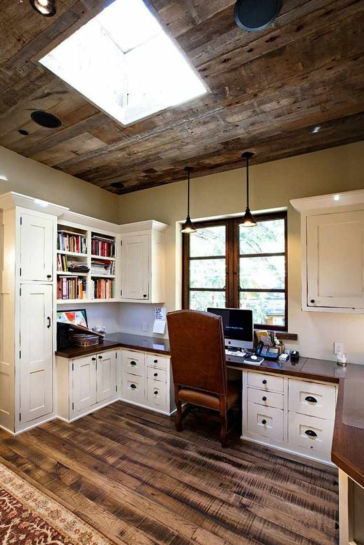 hemmakontor med takfönster rustikt skrivbord parkett läder stol hylla