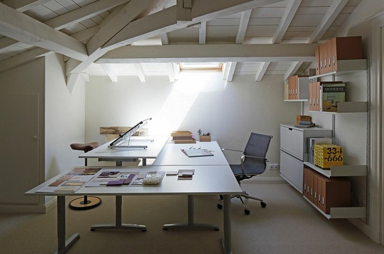takfönster hemkontor design takhylla skrivbord vita takbjälkar
