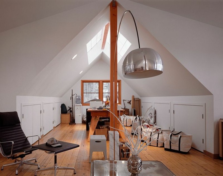 hemmakontor med takfönsterdesign inbyggd garderob i träbalk