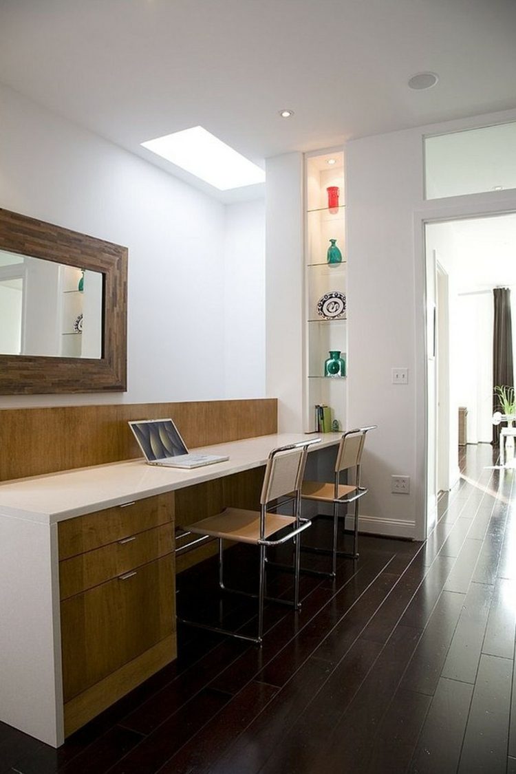 hemmakontor med takfönster modern enkel parkett svart stol spegel