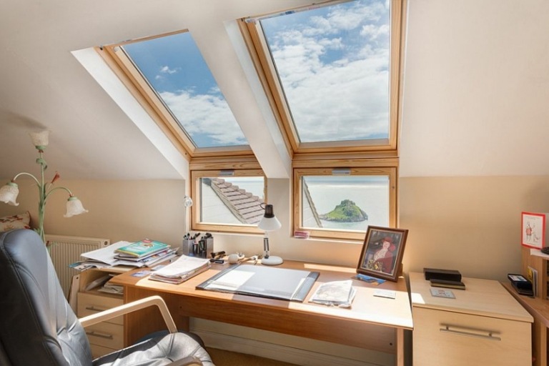 hemmakontor takfönster tak vägg skrivbord design idé kontorsstol