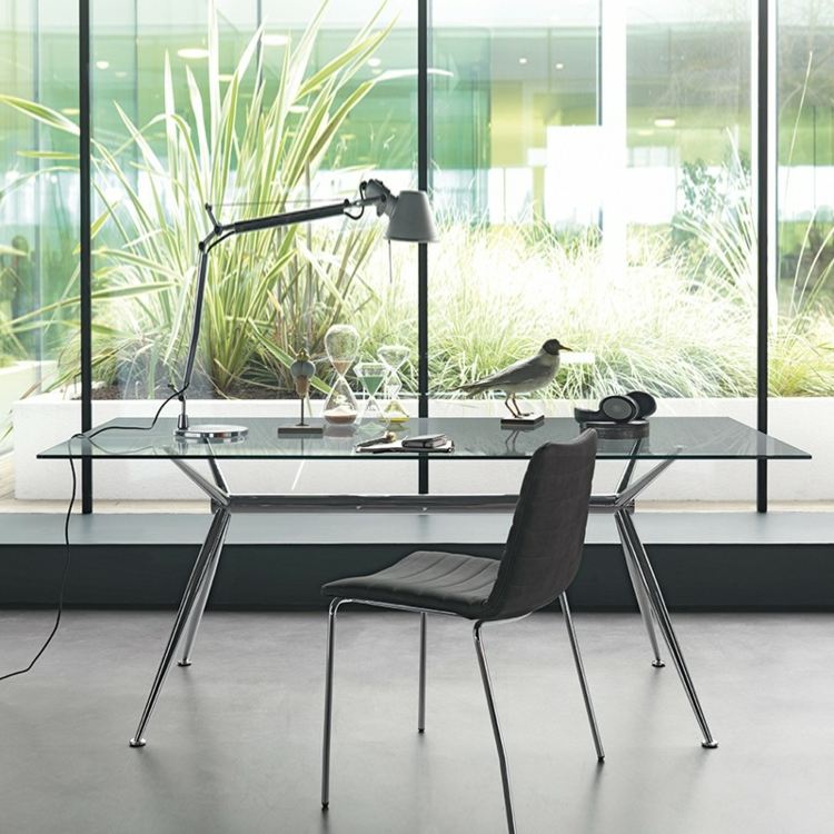 hemmakontor skrivbord glasfärgad stol svart skrivbordslampa