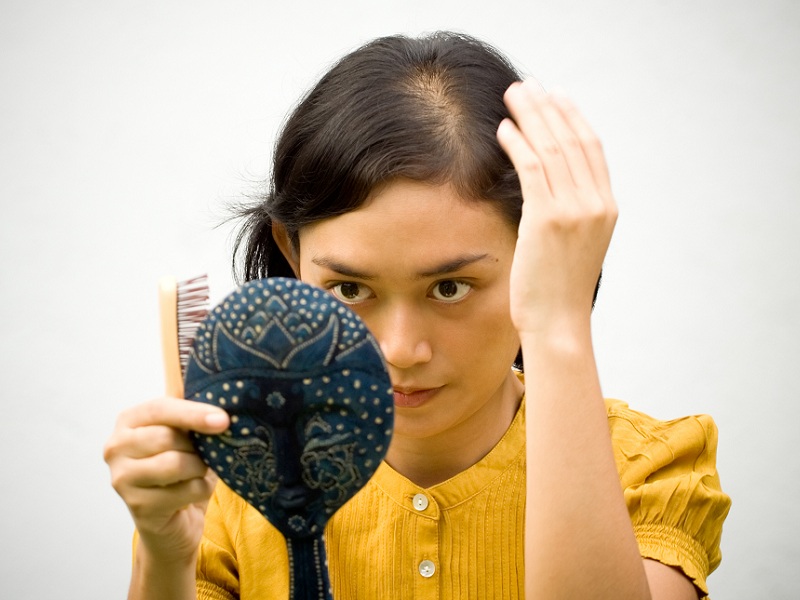 Θεραπείες για τα μαλλιά πτώσης στο σπίτι