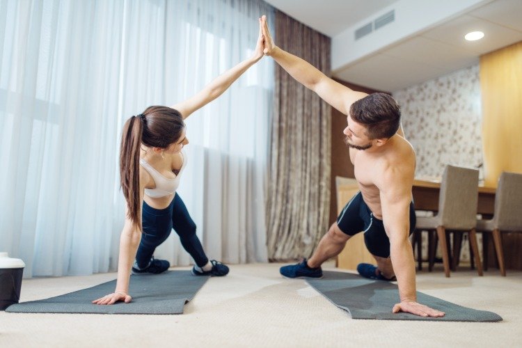 sport och fitness hemma par gör övningar hemträning män