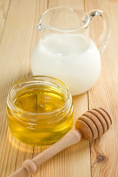 maitoa ja hunajaa kurkkukipuun
