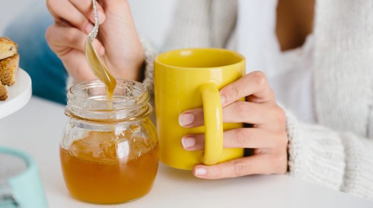 Söt te eller kaffe med honung som ett hälsosammare alternativ och ersätter socker