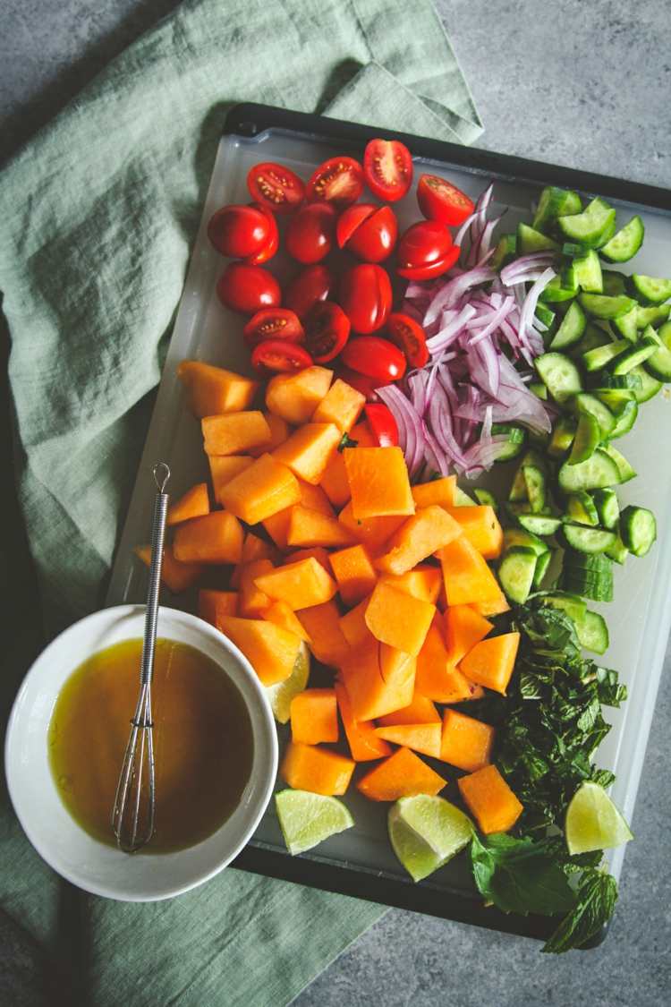Mynta, gurka, lök, melon, tomater och dressing med lönnsirap