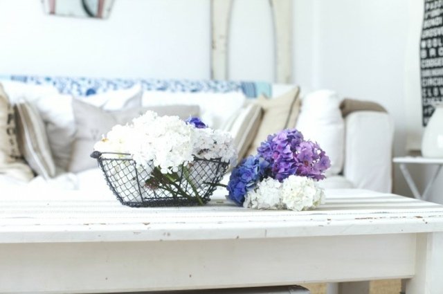 Dekorationsidéer lantlig stil hortensior lila blå blommor