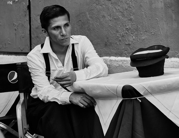hängslen för män herrmode tillbehör stilmedvetna modetrender viddräkt bär vit skjorta svart