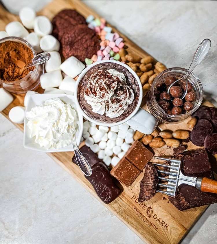 Serverar varm choklad med alkohol Hot Chocolate Charcuterie Board