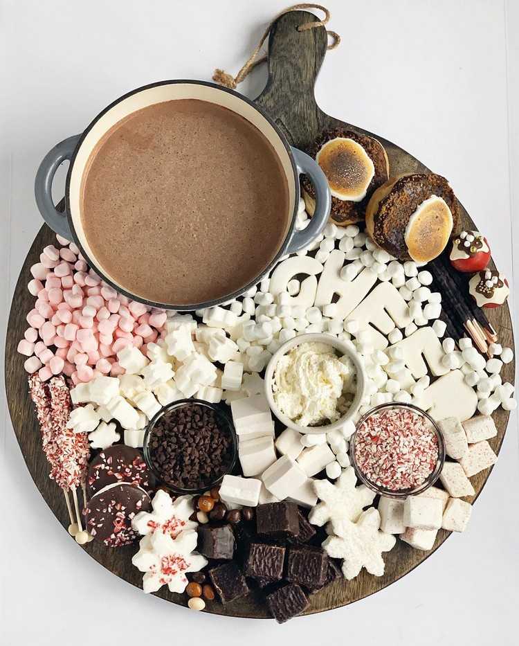 Servera varm choklad med marshmallows på charkbrädan