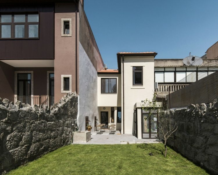Hotell i Porto bakgård tilldelning trädgård modern smal terräng