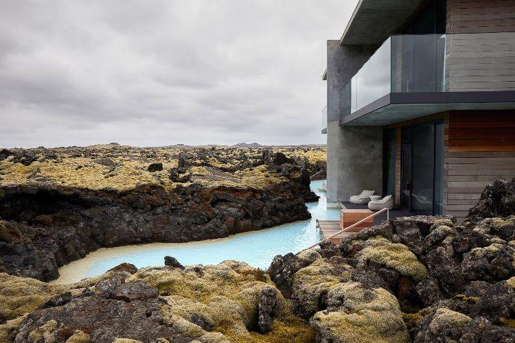hotell med termalbad på Island utdöda vulkaner blå lagun välbefinnande design lyx natur mossa lavahotelsviter terrass utsikt