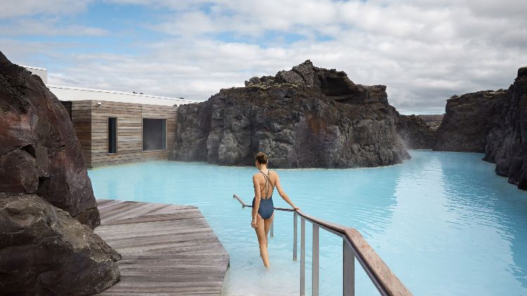 hotell med termalbad på Island utdöda vulkaner blå lagun välbefinnande design lyx natur kurort medicinsk vatten lavasten sviter bad