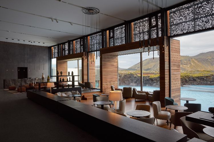 hotell med termalbad på Island utdöda vulkaner blå lagun välbefinnande lyxiga naturreceptionsbord
