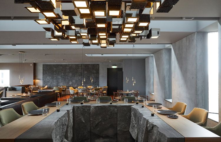 hotell med termalbad på Island utdöda vulkaner blå lagun välbefinnande lyxig stenbord restaurang
