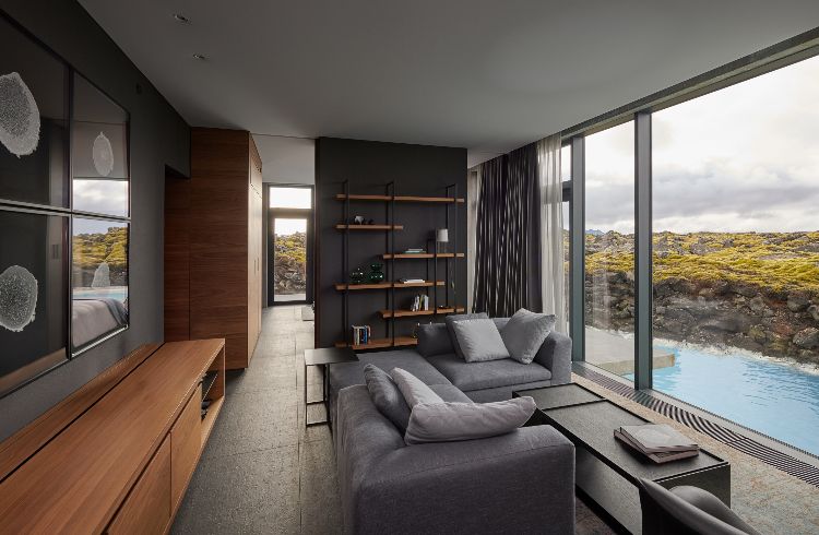 hotell med termalbad på Island utdöda vulkaner blå lagun välbefinnande design lyx natur hotellrum fönster dörr design möbler utsikt