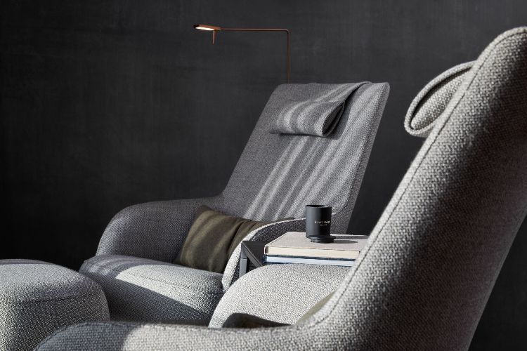 hotell med termalbad på Island utdöda vulkaner blå lagun välbefinnande design lyx natur hotellrum design möbler fåtölj kopp lampa